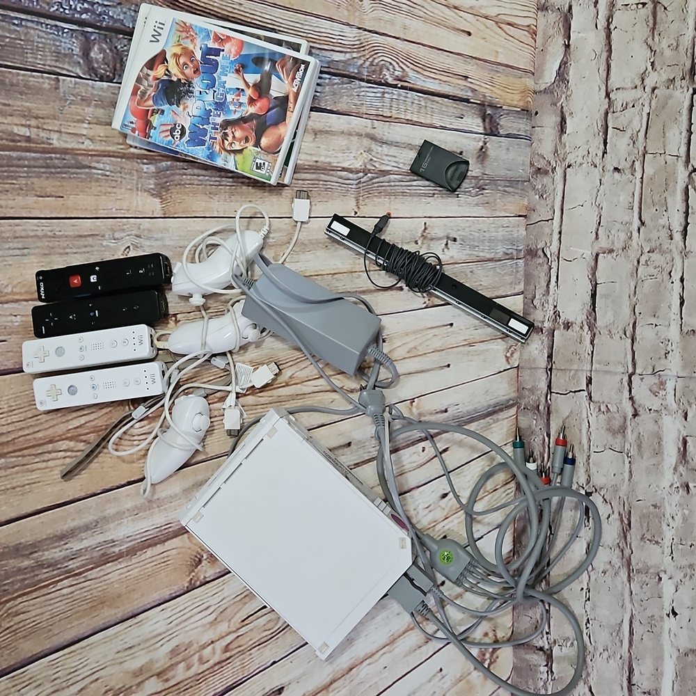 Nintendo Wii Console Acessories And‎ 3 Games